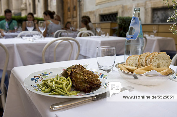 Antipasti mit Zucchini und Artischocke in römischem Gourmetrestaurant  Rom  Italien  Europa