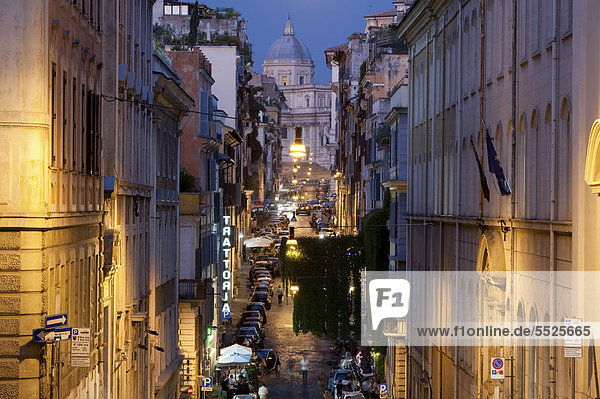 Die Via Panisperna im Stadtteil Monti in der Abenddämmerung  mit Blick auf die Santa Maria Maggiore am Ende der Straße  Rom  Italien  Europa