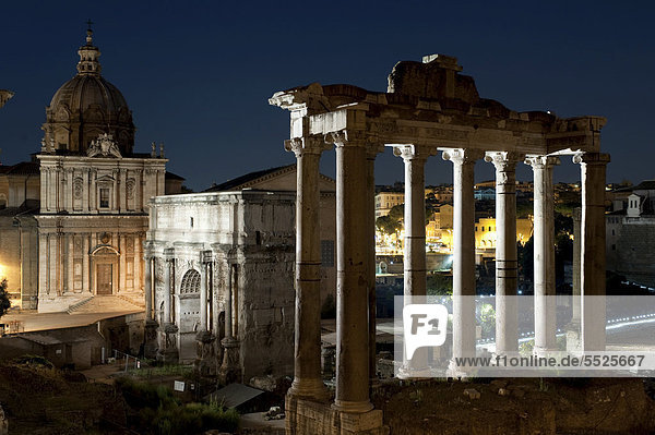 Das Forum Romanum bei Nacht vom Kapitolshügel  Rom  Italien  Europa