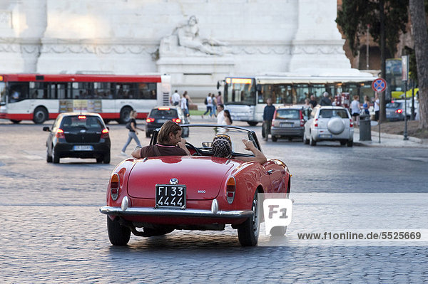 Oldtimer auf der Piazza Venezia  Rom  Italien  Europa