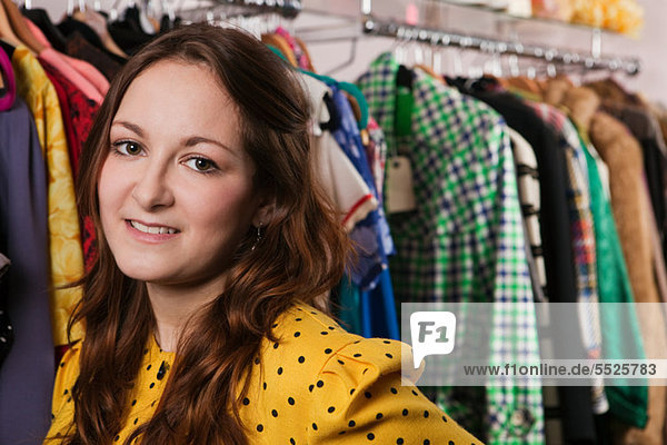 Junge Frau in Kleidung Shop  Porträt