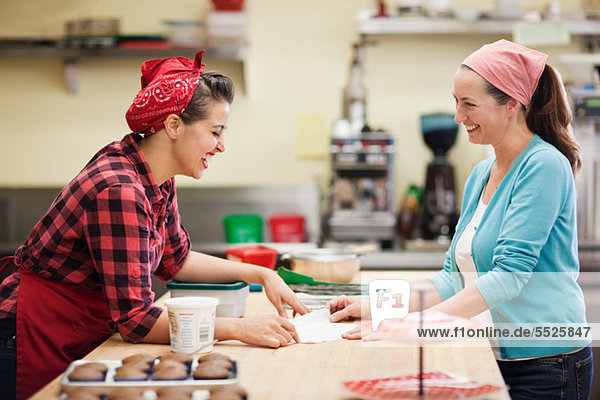 Frauen arbeiten zusammen in der Großküche