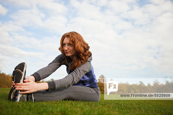 Junge Frau beim Stretching im Park