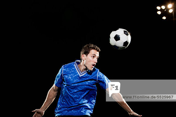 Mann springen jung Fußball Ball Spielzeug