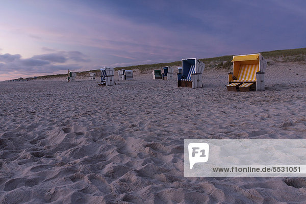Strandkörbe am Strand kurz nach Sonnenuntergang, Hörnum, Sylt