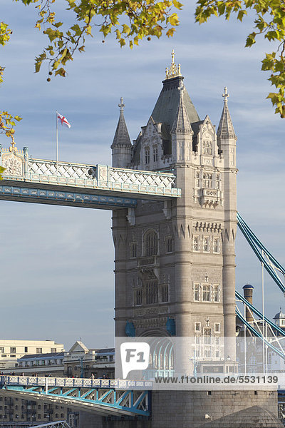 Detailansicht der Tower Bridge vom Nordufer der Themse Richtung Osten  London  England  Großbritannien  Europa