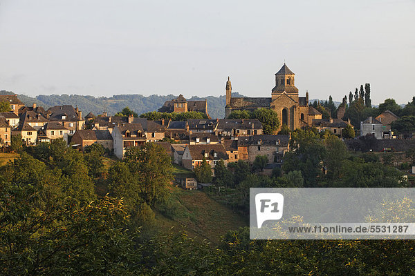 Kloster Obazine  auch Aubazine  Obasina  und das Dorf  in Richtung Tulle  CorrËze  Frankreich  Europa