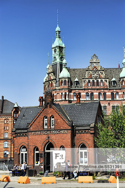 Fleetschlösschen und Speicherstadt-Rathaus in der Speicherstadt von Hamburg  Deutschland  Europa