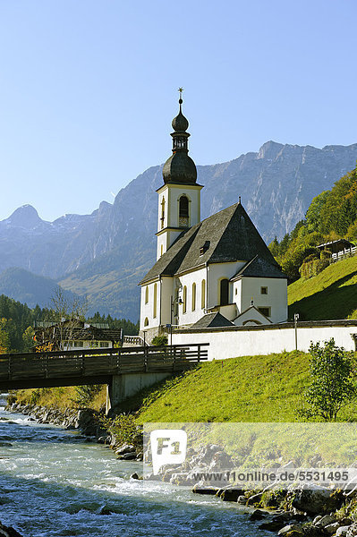 Pfarrkirche St. Sebastian und Ramsauer Ache vor der Reiteralpe  Berchtesgadener Land  Oberbayern  Bayern  Deutschland  Europa