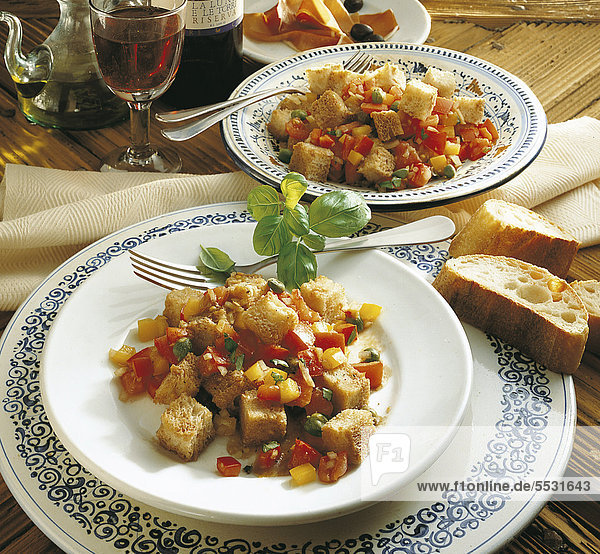 Panzanella  bunter toskanischer Brotsalat  aus Tomaten  bunten Paprikaschoten und Brotwürfeln  Italien  Rezept gegen Gebühr erhältlich