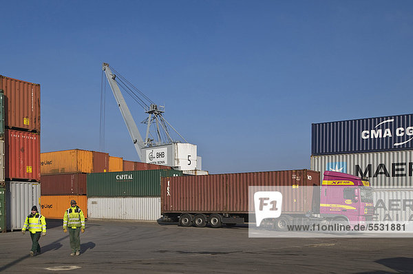 Containerumschlag im Hafen Bonn  Lastkraftwagen mit Containerauflieger vor Kran  Arbeiter gehen über Terminal  Bonn  Nordrhein-Westfalen  Deutschland  Europa
