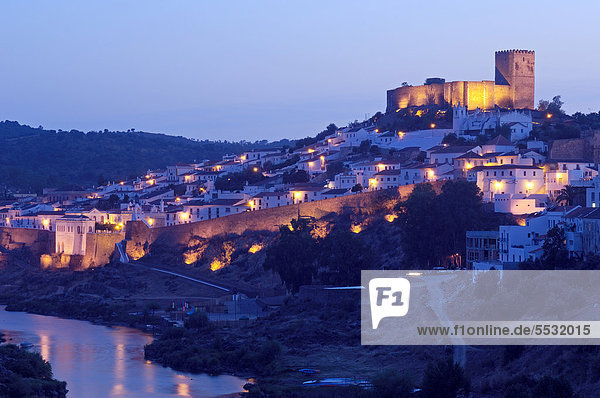 Der Fluss Guadiana die Burg von Mertola in der Dämmerung, Mertola, Alentejo, Portugal, Europa