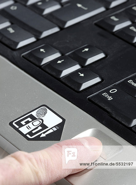 Computertastatur mit Fingerabdruck-Lesegerät  nur registrierte Nutzer können den Computer bedienen  nachdem ihr Fingerabdruck als genehmigter Benutzer identifiziert wurde