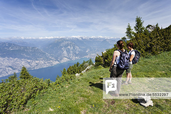 Bergsteiger beim Aufstieg zum Monte Altissimo oberhalb von Nago  unten der Gardasee und Arco  Trentino  Italien  Europa