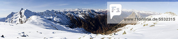 Auf der Röthenspitz oberhalb vom Penser Joch  unten die Sennerberg Alm  hinten das Gebirge um Sterzing  Sarntal  Südtirol  Italien  Europa