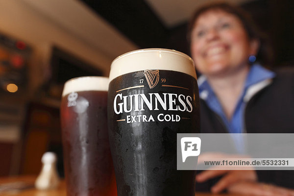 Guinness Stout Bier  Mary McBride's Pub  Cushendun  County Antrim  Nordirland  Großbritannien  Europa