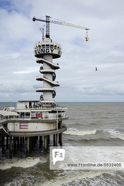 Bungee-Jumping auf dem Pier von Scheveningen  Den Haag  niederländische Nordseeküste  Holland  Niederlande  Benelux  Europa
