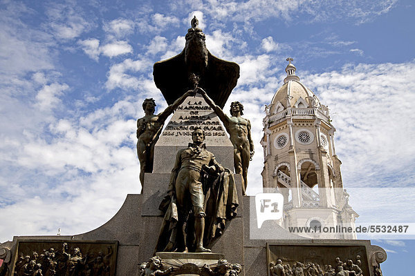 Denkmal für Simon Bolivar und der Kirchturm der Iglesia San Francisco in der Altstadt Casco Viejo  Panama Stadt  Panama  Mittelamerika