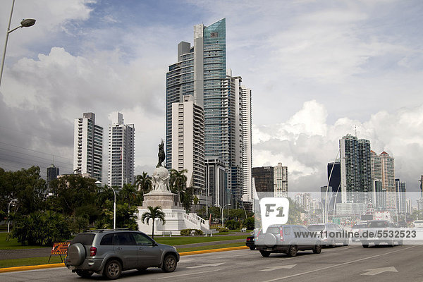 Panama City Hauptstadt Küste Fernverkehrsstraße Monument Mittelamerika Balboa Panama Straßenverkehr