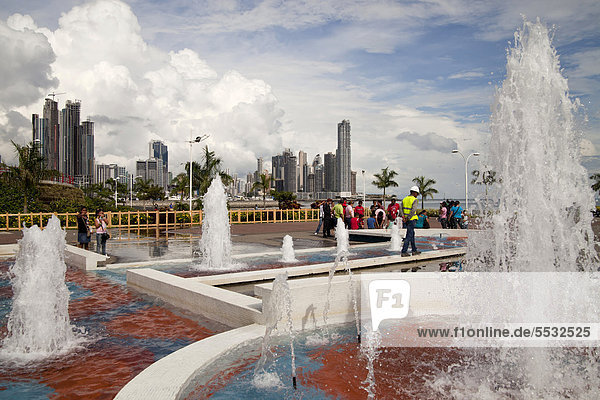 Skyline Skylines Springbrunnen Brunnen Fontäne Fontänen Großstadt Mittelamerika Renovierung Ufer Panama