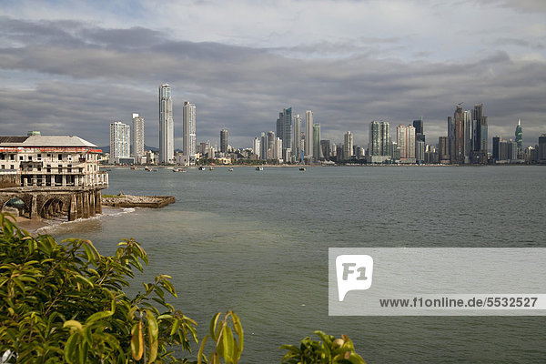 Wohnhaus Großstadt frontal Mittelamerika schäbig alt Panama
