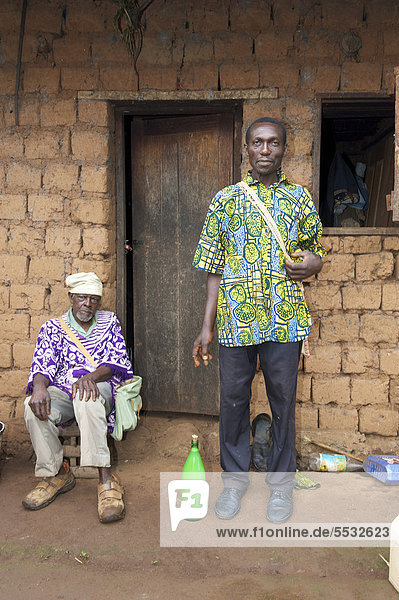 Außenaufnahme Mann Wohnhaus Sohn Afrika Kamerun alt