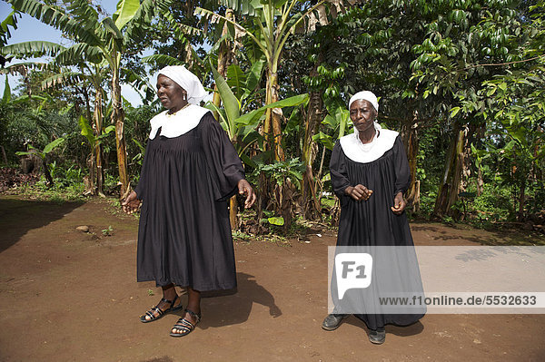 Alte Frauen in ihrem Kleid für den Kirchenchor  Bamenda  Kamerun  Afrika
