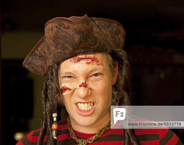 Junger Mann als Pirat verkleidet