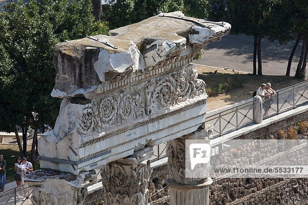 Blick vom Kapitolshügel auf Säulengruppe des Forums Julius Cäsar  Forum Romanum  Rom Italien  Europa
