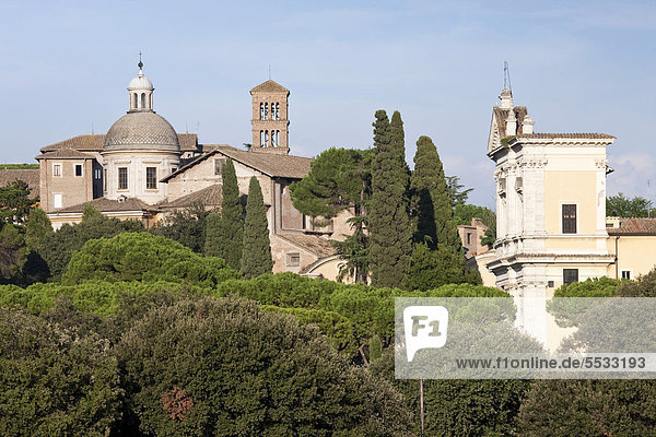 Links die Basilica dei Santi Giovanni e Paolo  rechts die Fassade von San Gregorio Magno  Rom Italien  Europa