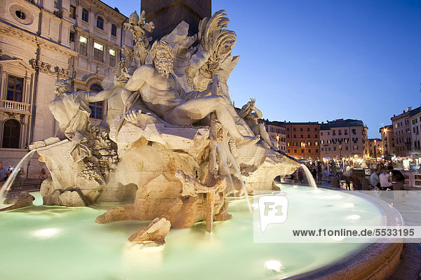 Fontana dei Quattro Fiumi von Bernini in der Abenddämmerung  Piazza Navona  Rom  Italien  Europa