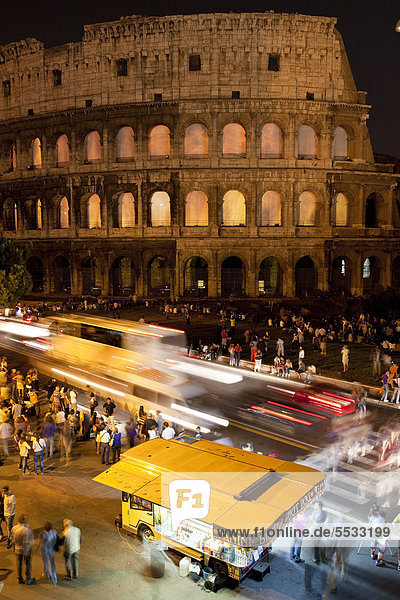 Straßenverkehr vor dem Kolosseum bei Nacht  Rom  Italien  Europa