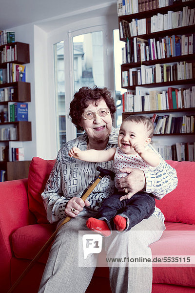 Großmutter hält Baby-Enkelin  Portrait