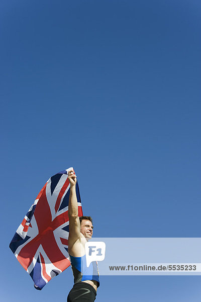 Männlicher Athlet mit britischer Flagge