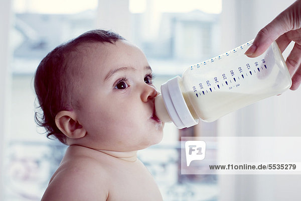 Säuglingsmilch aus der Babyflasche