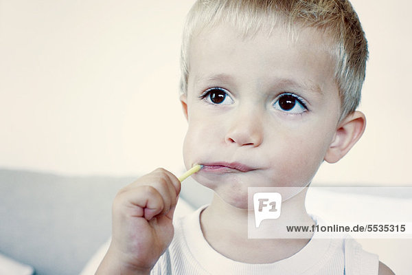 Kleiner Junge isst Lolli  Portrait