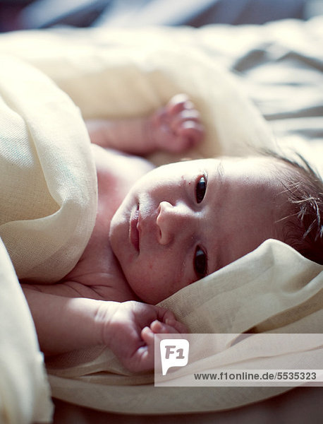Neugeborenes Baby in Decke gewickelt