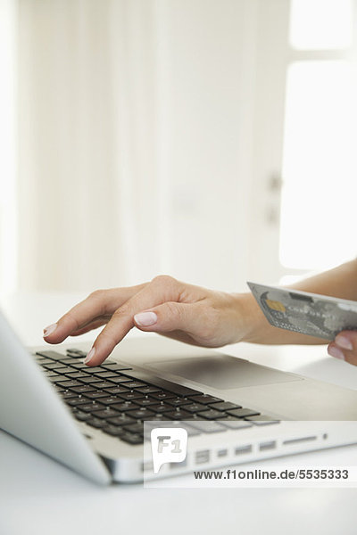 Frau mit Laptop-Computer  um einen Internet-Kauf zu machen  beschnitten