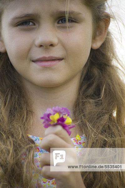 Mädchen mit Blumenstrauß  Portrait