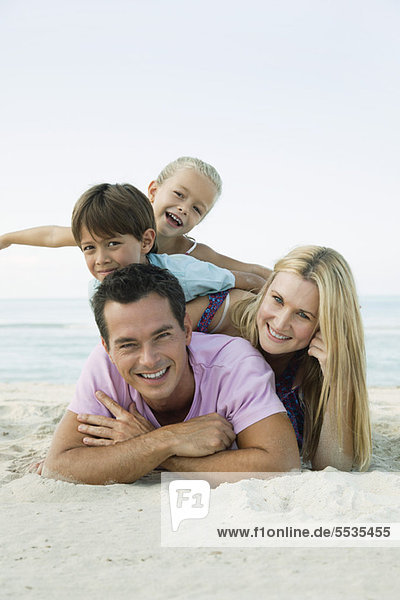 Familie posiert gemeinsam am Strand  Portrait