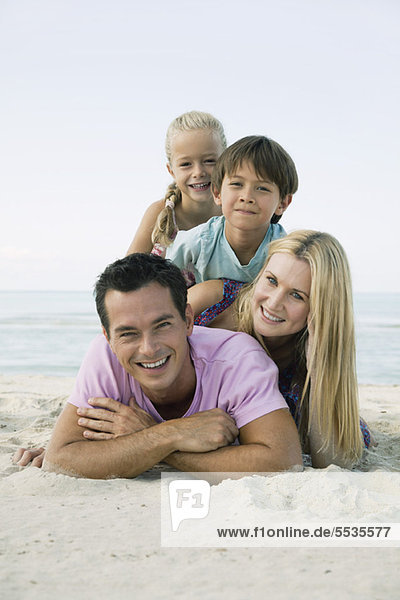 Familie posiert gemeinsam am Strand  Portrait