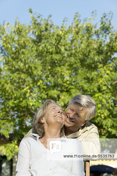Seniorenpaar verbringt Zeit zusammen im Freien