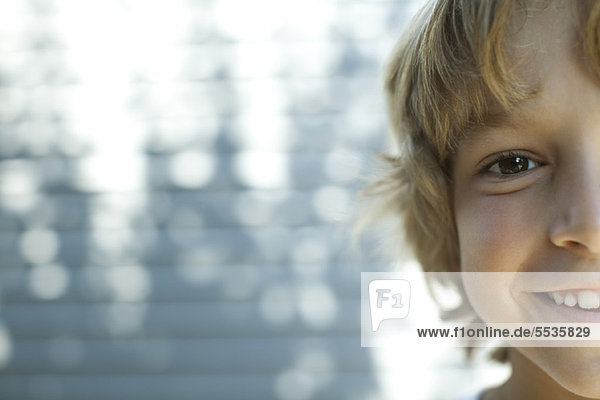 Junge lächelt in die Kamera  Portraitausschnitt