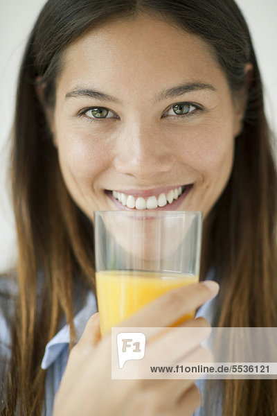 Junge Frau mit einem Glas Orangensaft