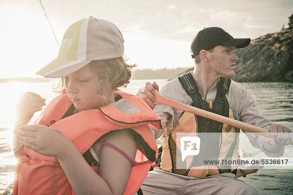 Nahaufnahme von Vater und Sohn beim Bootfahren