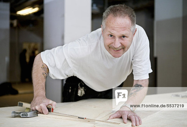 Porträt eines glücklichen Zimmermanns