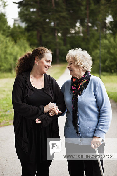 Großmutter und Enkelin beim Spaziergang im Park