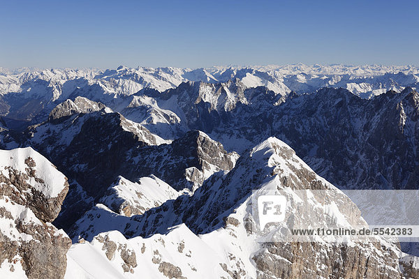 Blick von Zugspitze über Jubiläumsgrat mit Höllentalspitzen und Hochblassen  Wettersteingebirge  Oberbayern  Bayern  Deutschland  Europa