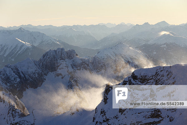Blick von Zugspitze über Grünstein und Tschirgant  Wettersteingebirge  Tirol  Österreich  Europa