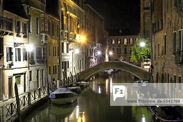 Kanal  Stadtteil Cannaregio bei Nacht  Venedig  UNESCO Weltkulturerbe  Venetien  Italien  Europa